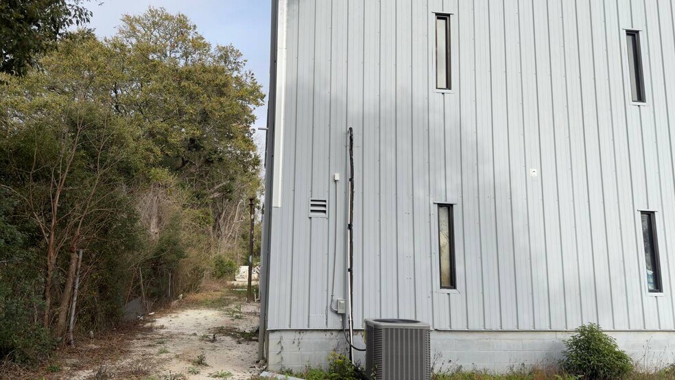 More Photos Of 2800 Delano St, Pensacola Warehouse For Lease