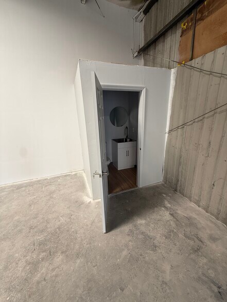 More Photos Of 11881 N 44th St, Clearwater Warehouse For Lease