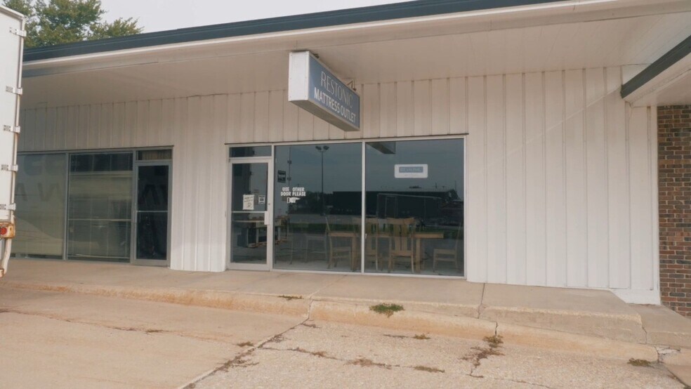 More Photos Of 101 9th St, Charles City General Retail For Sale