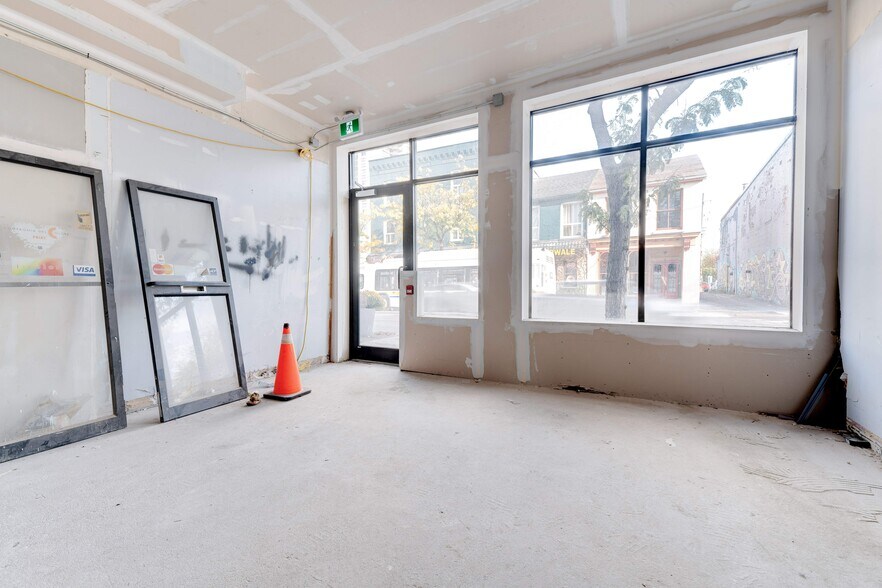 More Photos Of 90 John St S, Hamilton Storefront Retail Residential For Lease