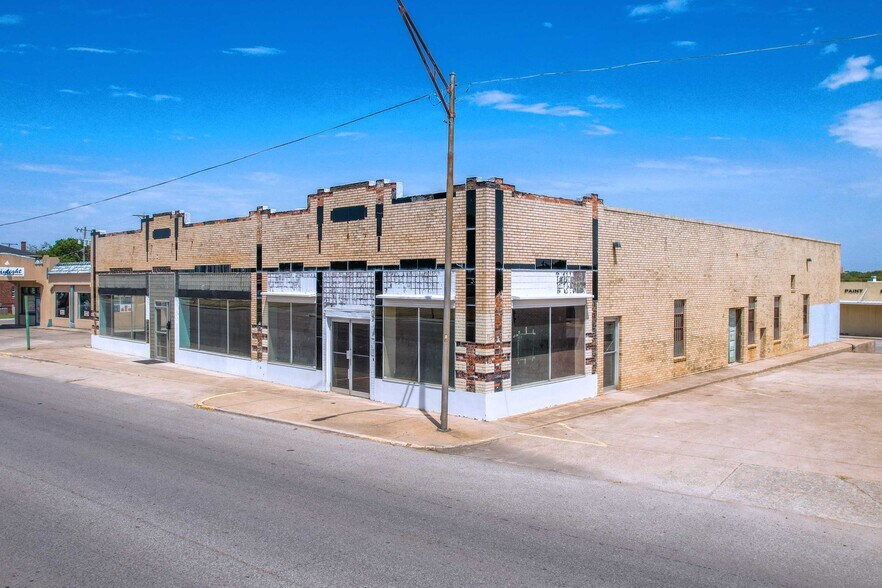 More Photos Of 815 W Broadway St, Ardmore Freestanding For Sale