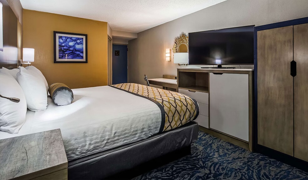 More Photos Of 604 1/2 Iaa Dr, Bloomington Hotel For Sale