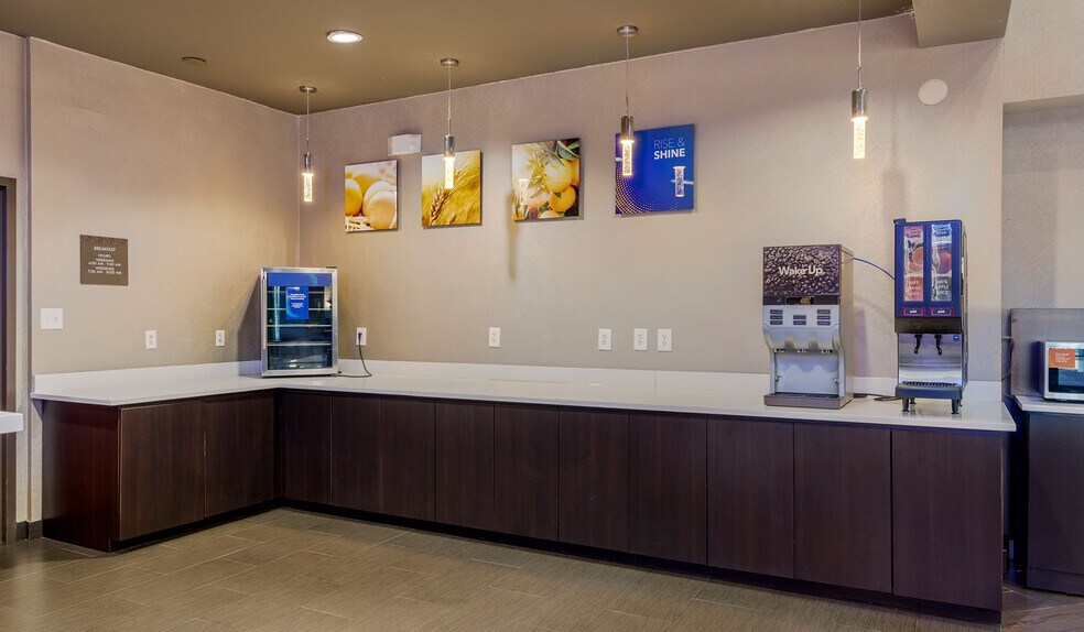 More Photos Of 810 Interstate 35 N, Waco Hotel For Sale