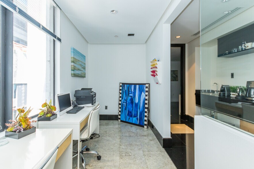 More Photos Of 1000 Brickell Ave, Miami Office For Sale