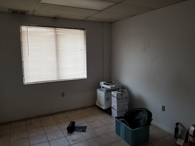 More Photos Of 3667-3691 46th Ave N, Saint Petersburg Manufacturing For Lease