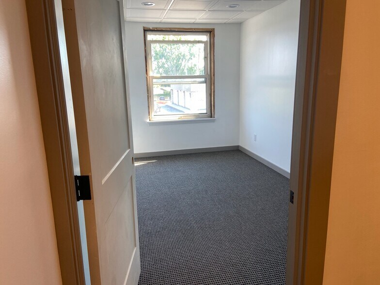 More Photos Of 1921-1931 Commerce St, Yorktown Heights Freestanding For Lease