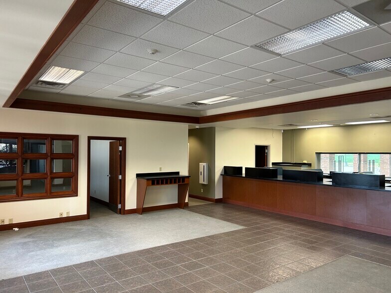 More Photos Of 1661 E Jackson St, Macomb General Retail For Lease