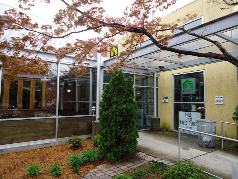 More Photos Of 619-647 E College Ave, Decatur Freestanding For Lease