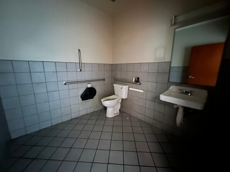 More Photos Of 3925 N 67th Ave, Phoenix Freestanding For Lease