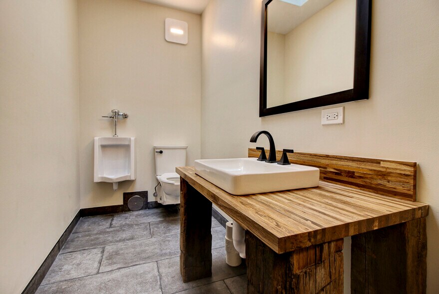 More Photos Of 106 W Main St, West Dundee Office For Lease