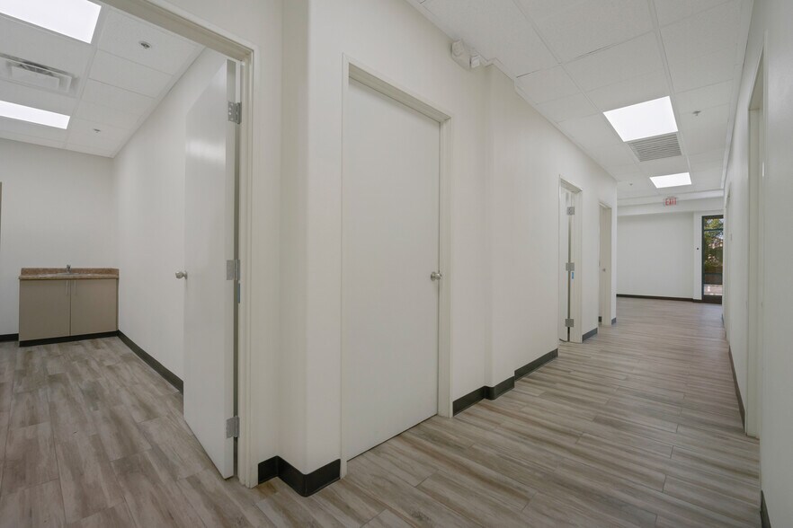 More Photos Of 1510 W Horizon Ridge Pky, Henderson Unknown For Lease