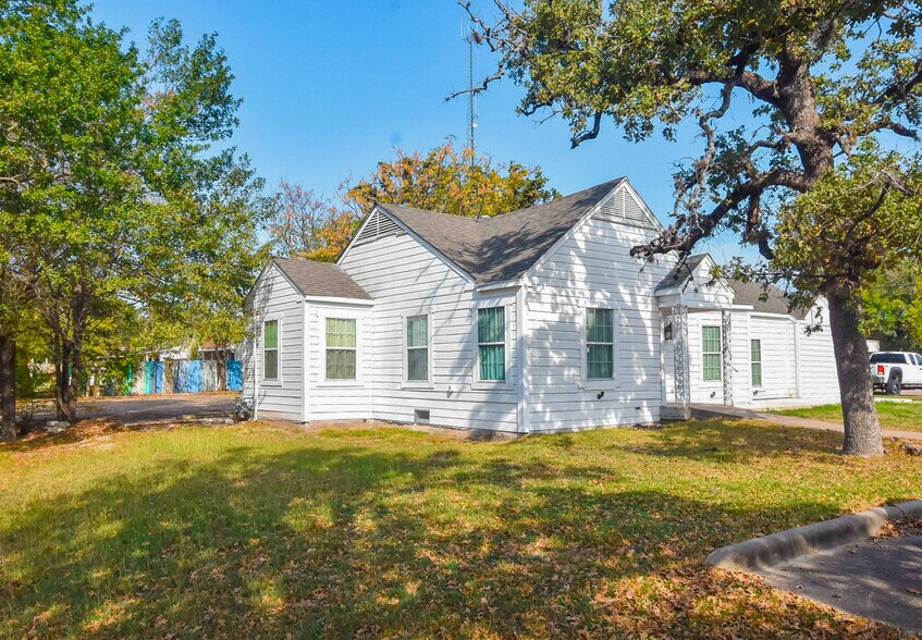 More Photos Of 400 Oak St, Bryan Office Residential For Lease