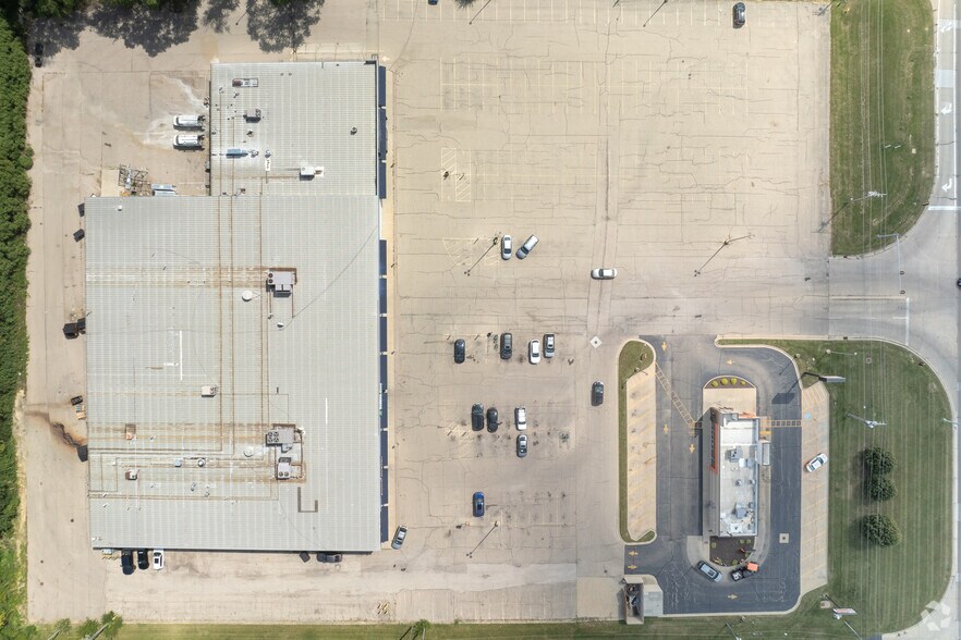 More Photos Of 1801 S West Ave, Freeport Storefront For Sale