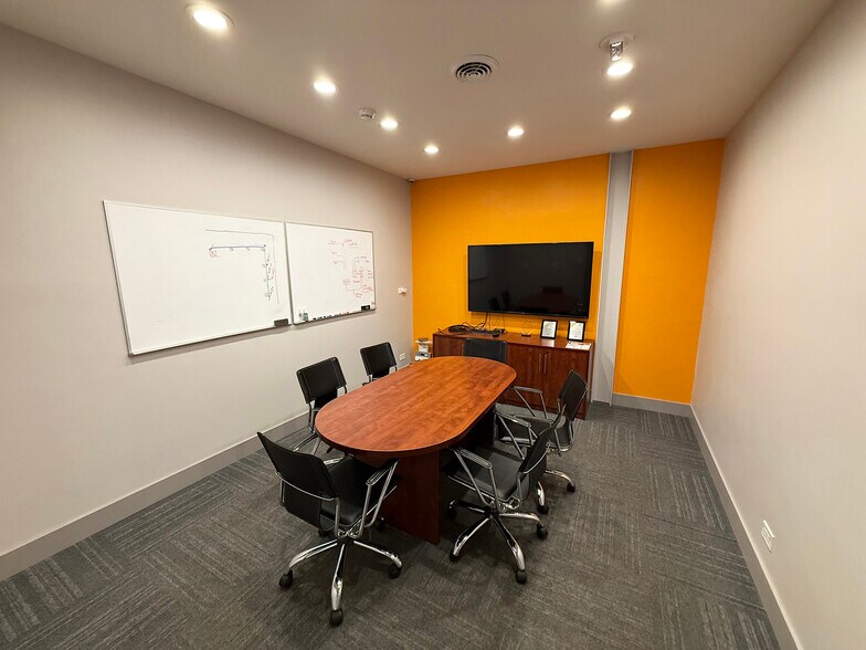 More Photos Of 990 Criss Cir, Elk Grove Village Warehouse For Lease