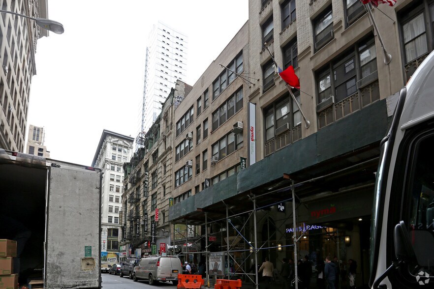 More Photos Of 2-4 W 32nd St, New York General Retail For Lease