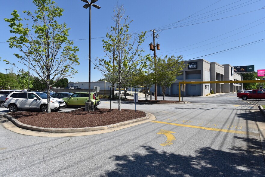 More Photos Of 1800 Northeast Expy, Atlanta Showroom For Lease