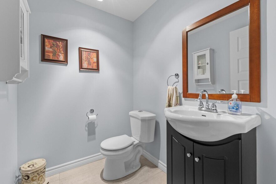 More Photos Of 122 Rue Jean-Talon, Saint-jean-sur-richelieu Storefront Retail Office For Sale