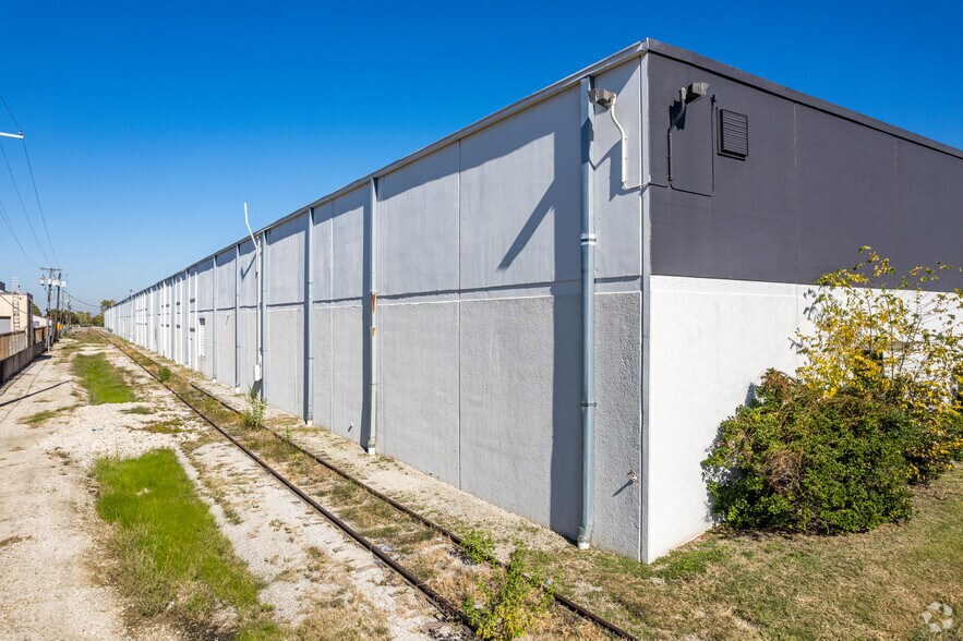 More Photos Of 1725-1745 Hayden Dr, Carrollton Warehouse For Lease