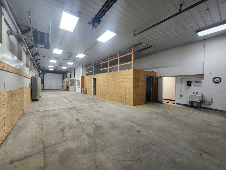 More Photos Of 707 Widewater Dr, Lafayette Warehouse For Lease
