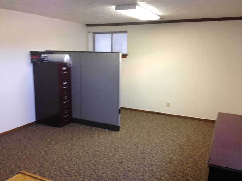More Photos Of 200 W Parrish Ln, Centerville Office For Lease