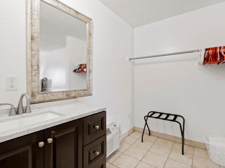 More Photos Of 307 S Main St, Huntington Hotel For Sale