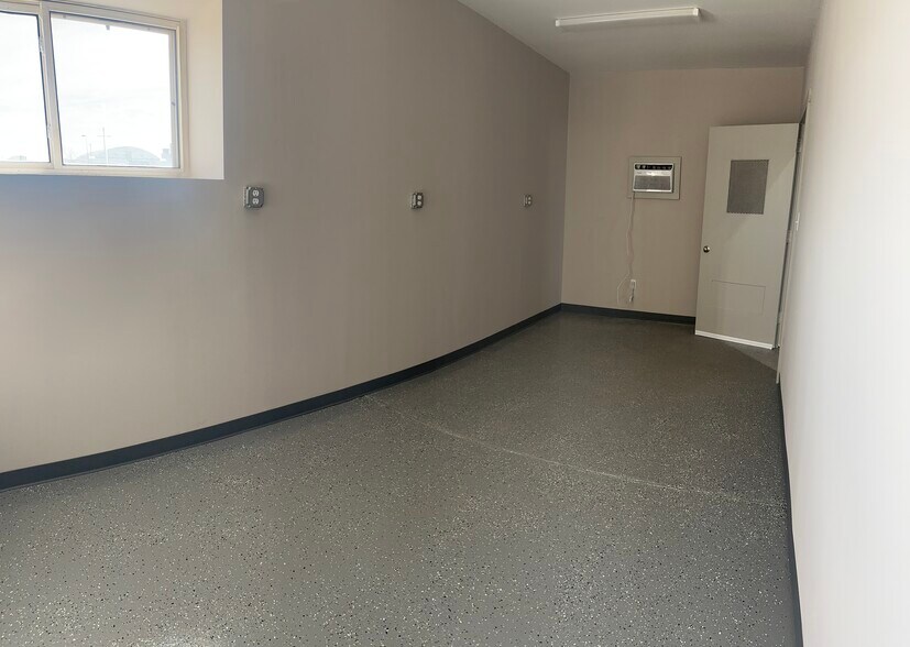 More Photos Of 1915 Beechcraft Rd, Salina Warehouse For Lease