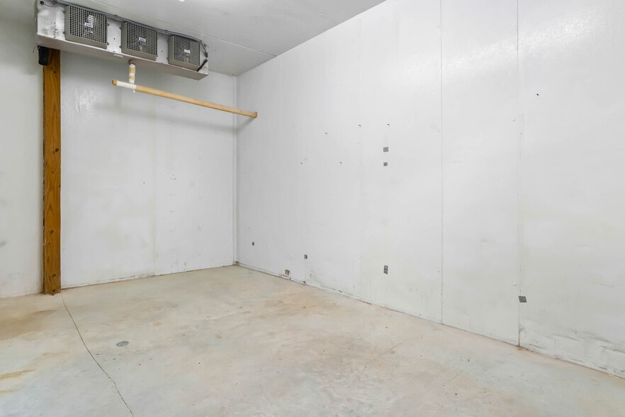 More Photos Of 8977 DuPont Blvd, Lincoln Convenience Store For Sale