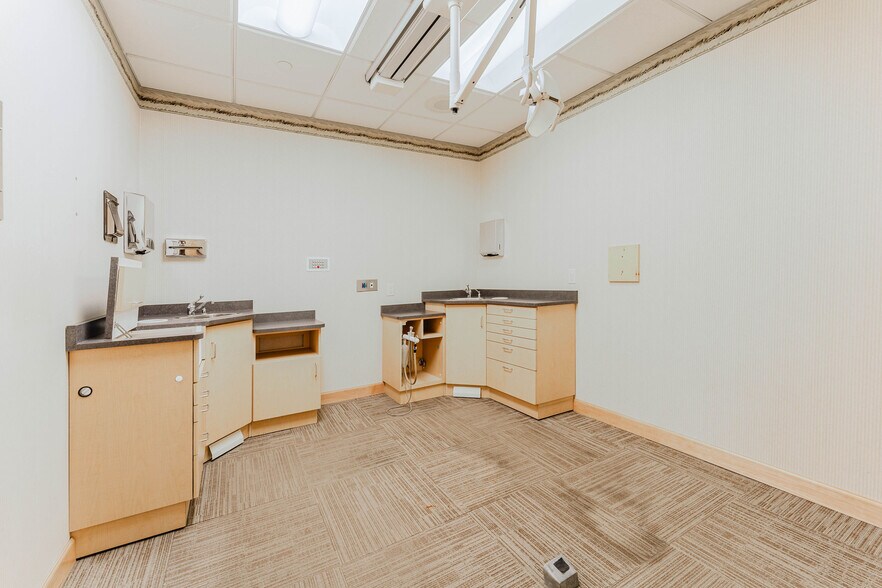 More Photos Of 1875 West Pointe Dr, Oshkosh Medical For Sale