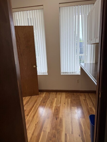 More Photos Of 21 Mohawk Trl, Greenfield Unknown For Lease