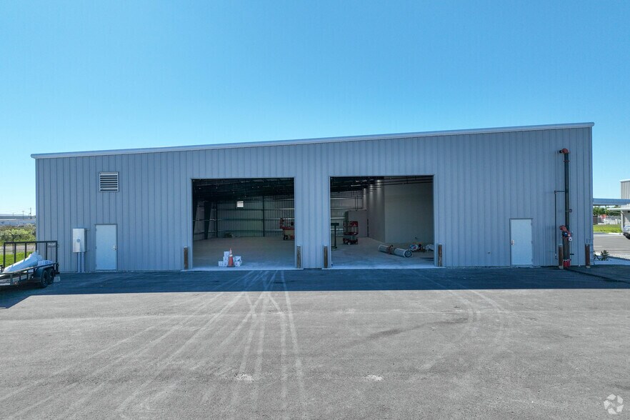 More Photos Of 2954 Van Buren St, Fort Myers Distribution For Lease