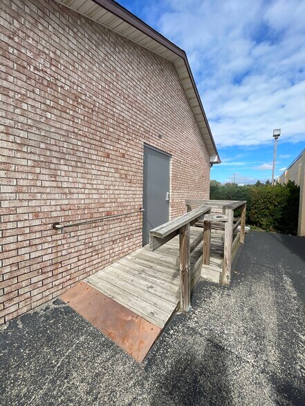 More Photos Of 2440 Southeast Blvd, Salem Freestanding For Lease