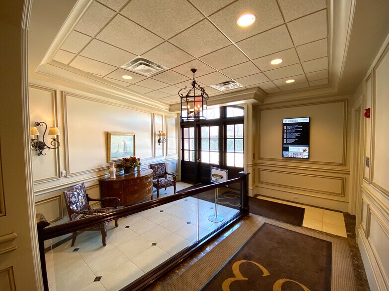 More Photos Of 63 Kercheval Ave, Grosse Pointe Farms Office For Lease