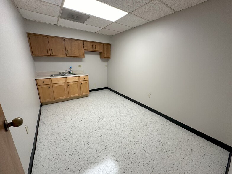 More Photos Of 1341 N Highland Ave, Jackson Office For Sale