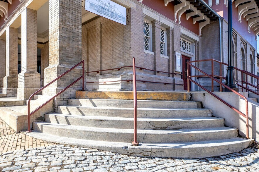 More Photos Of 12 Middlebrook Ave, Staunton Restaurant For Lease