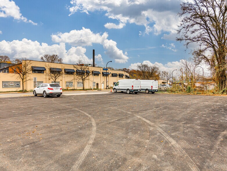 More Photos Of 1826 E Market St, Akron Auto Repair For Sale