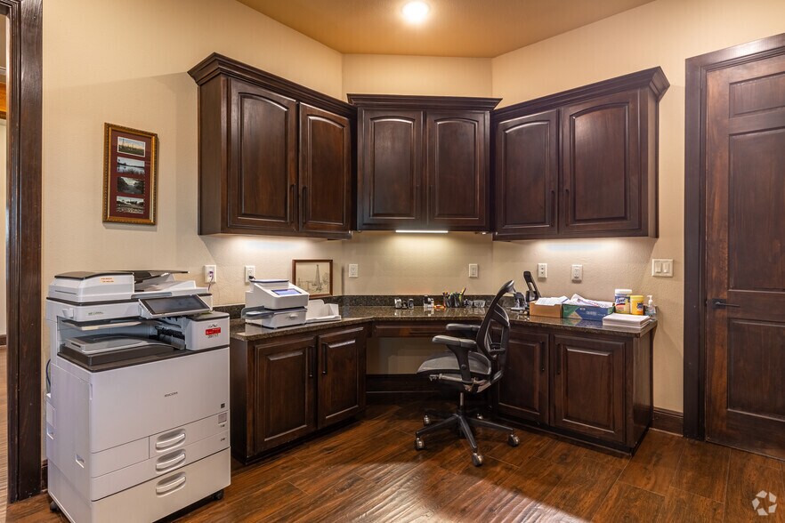 More Photos Of 1518 Colony Cir, Longview Office For Sale