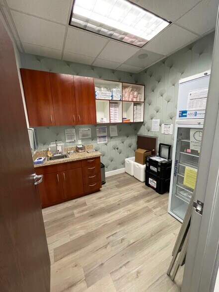 More Photos Of 2314 Newport Blvd, Costa Mesa Office For Lease