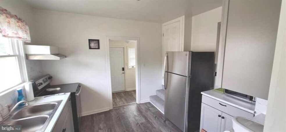 More Photos Of 603 Roslyn ave, Cambridge Specialty For Sale