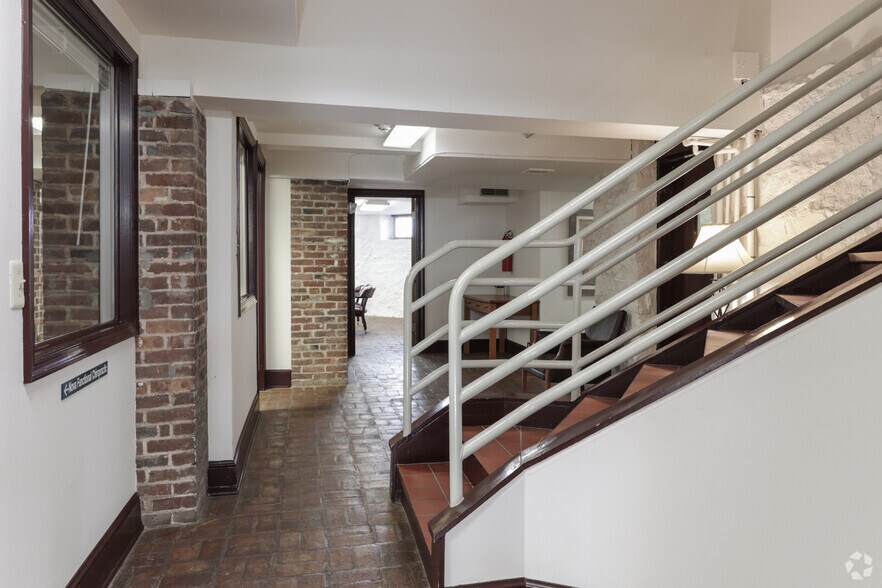 More Photos Of 604 S King St, Leesburg Office For Sale