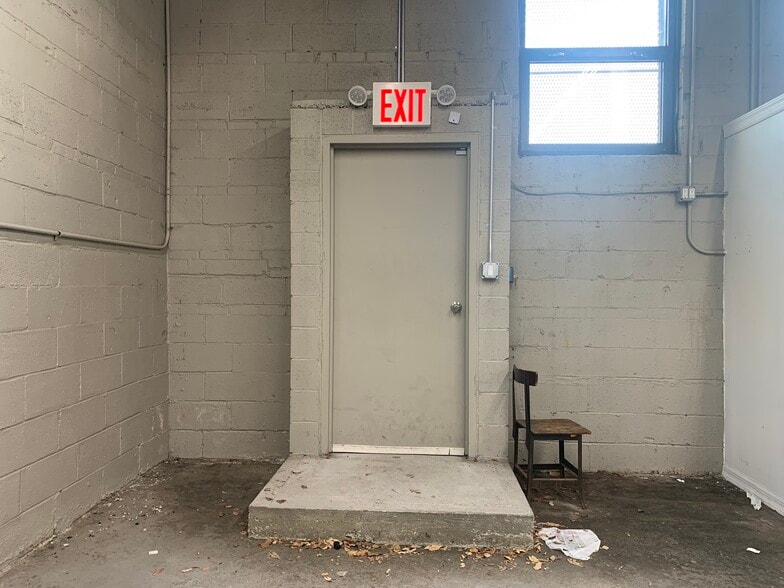 More Photos Of 1385 Seabury Ave, Bronx Warehouse For Lease