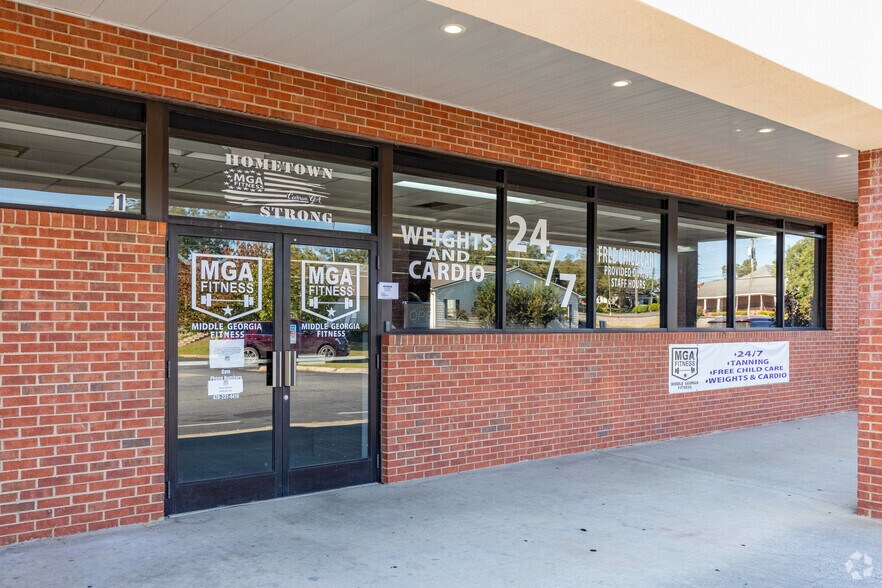 More Photos Of 140 W Dykes St, Cochran Supermarket For Lease