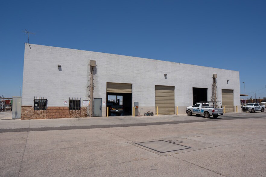 More Photos Of 3750 W Indian School Rd, Phoenix Warehouse For Lease