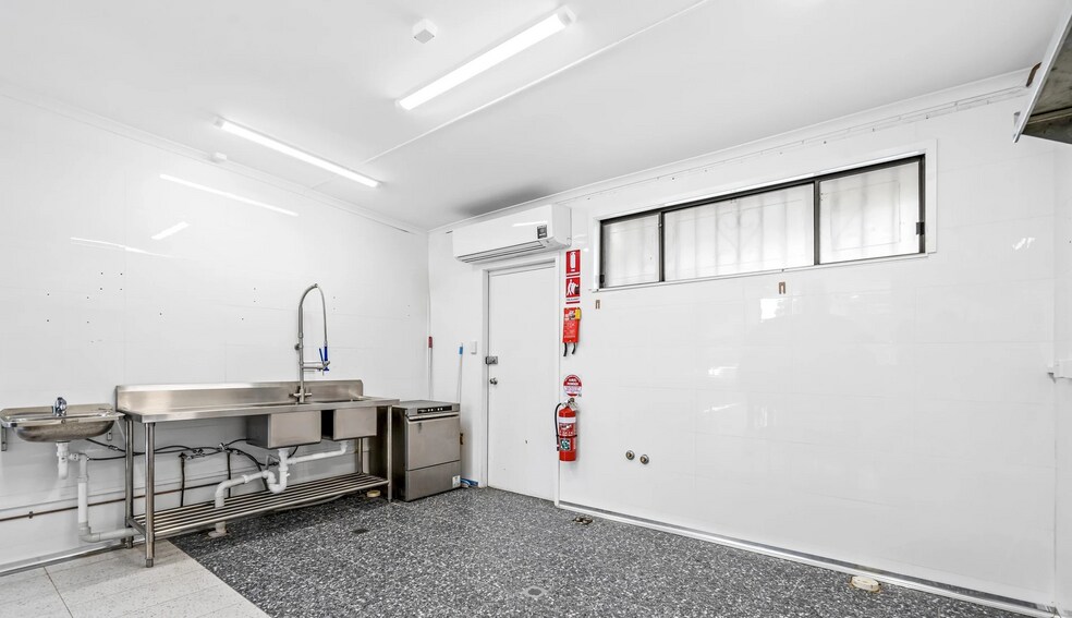 More Photos Of 152-154 Lakedge Ave, Berkeley Vale Storefront For Lease