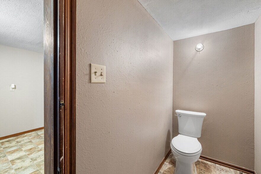 More Photos Of 1600 S Choctaw Ave, El Reno Office For Sale