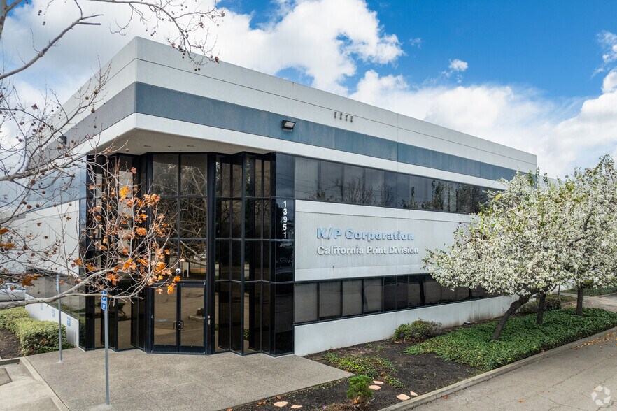 More Photos Of 13951 Washington Ave, San Leandro Warehouse For Lease