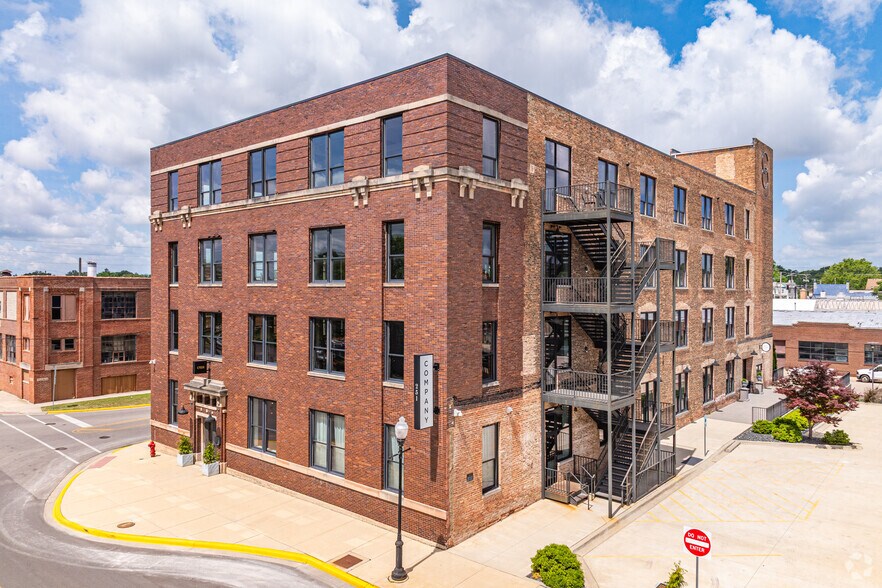 More Photos Of 251-261 S River St, Aurora Warehouse For Sale