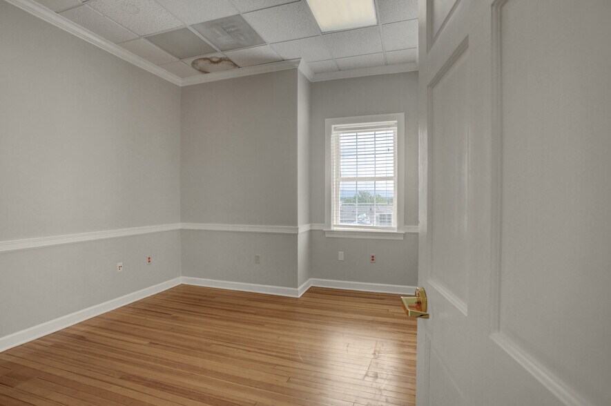 More Photos Of 18-20 W Washington St, Hagerstown Office For Lease