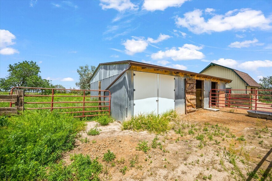 More Photos Of 1335 S Kio St, Watkins Veterinarian Kennel For Sale