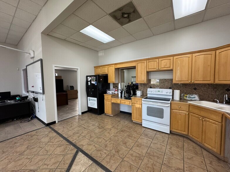 More Photos Of 10505 Maumelle Blvd, Maumelle Warehouse For Lease