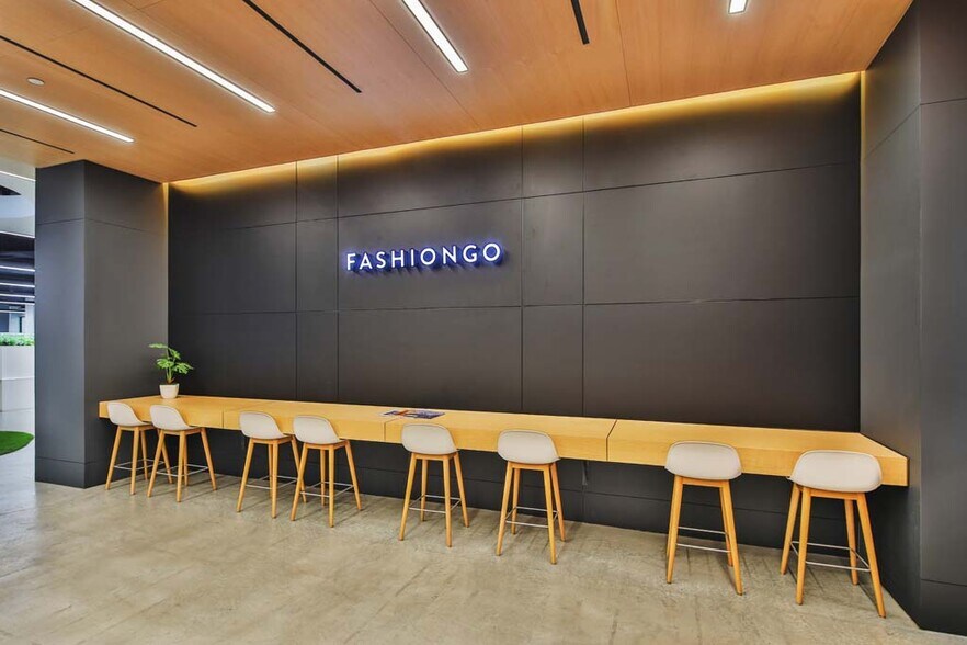 More Photos Of 2250 Maple Ave, Los Angeles Warehouse For Sale